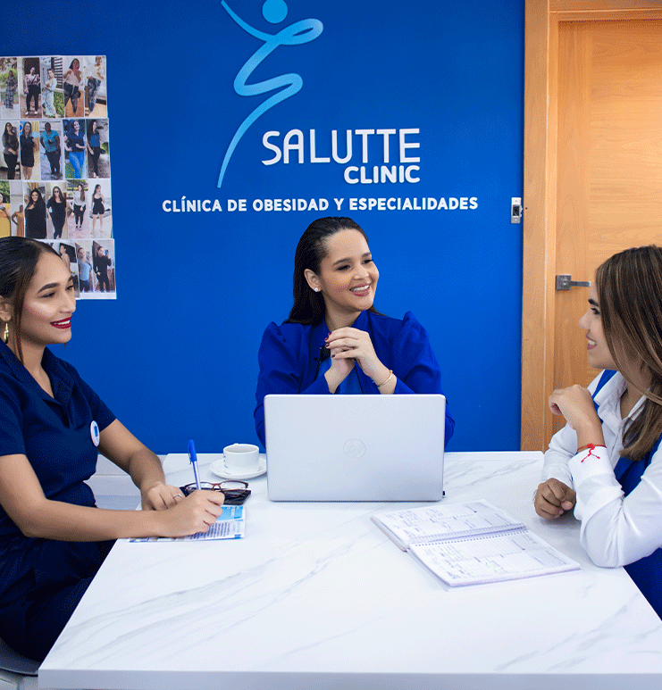 Médicos especialistas durante la formación en endoscopia bariátrica